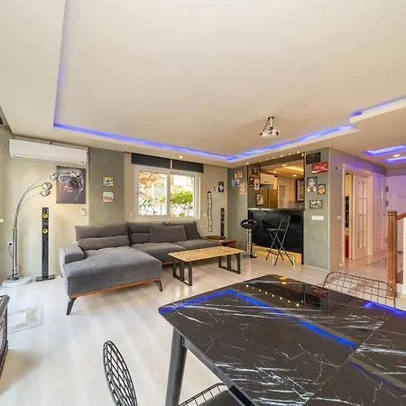 Stylish Duplex With Garden And Gazebo In The Heart Of Muratpasa, Apartament Antalya