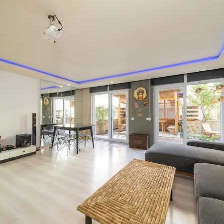아파트 Stylish Duplex With Garden And Gazebo In The Heart Of Muratpasa, 안탈리아